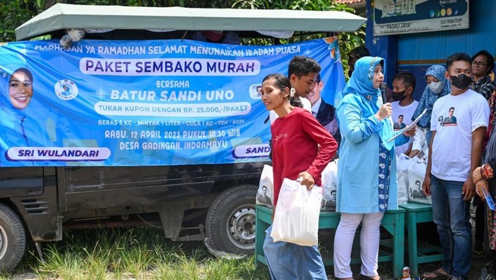 Relawan Sandi Uno Gelar Sembako Murah di Desa Gadingan Indramayu